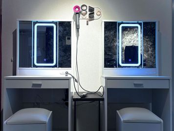 ドレッサー 三面鏡 調光LEDライト、コンセント２つ付き  - more新宿2号店 	撮影スタジオの室内の写真