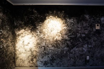 アーティストによる荒々しいテクスチャー漆喰壁
 - more新宿2号店 	撮影スタジオの室内の写真