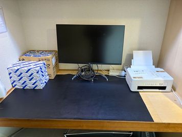 作業台、プリンタのインクは自己調達でお願いします。 - more新宿2号店 	撮影スタジオの室内の写真