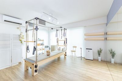 二面彩光／統一感のある内装 - 【初回利用限定】１時間１,８４０円｜マシンピラティススタジオ ⁂マシンピラティススタジオ⁂Ｃｉｅｌ学芸大学の室内の写真