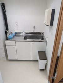 流し台（水道使いたい放題） - レンタルスタジオLunaFun（ルナファン） 持ち込み飲食が可能なレンタルスペース！の室内の写真