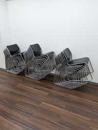 無料備品：スタッキングチェア28脚＋折りたたみ椅子2脚 - レンタルスタジオLunaFun（ルナファン） 持ち込み飲食が可能なレンタルスペース！の室内の写真