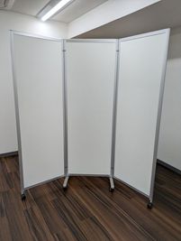 無料備品：３連パーテーションが5枚
スペースの仕切りやお着替えに利用できます。 - レンタルスタジオLunaFun（ルナファン） 持ち込み飲食が可能なレンタルスペース！の室内の写真