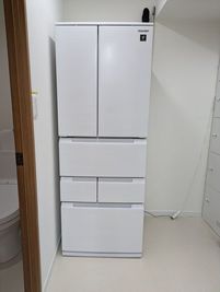 無料備品：大型冷凍冷蔵庫 - レンタルスタジオLunaFun（ルナファン） 持ち込み飲食が可能なレンタルスペース！の室内の写真