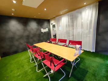 芝生なので裸足で使えるレンタルスペース - シェアオフィス HATA-LARK