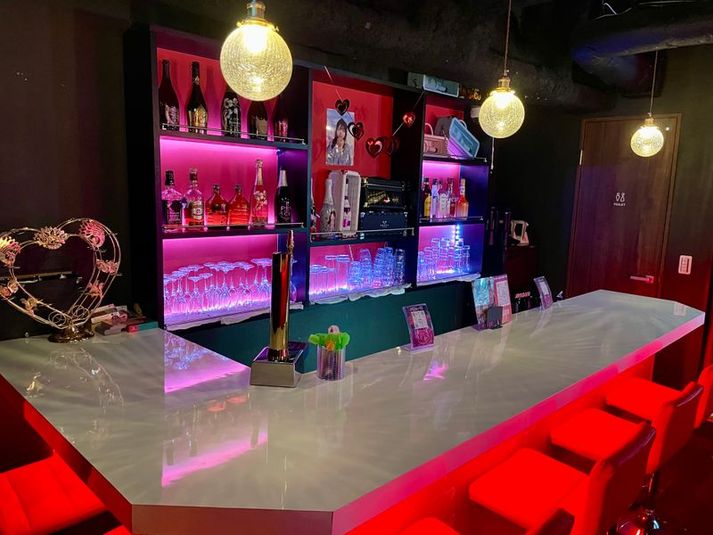 新橋駅から徒歩2分のBarスペースで撮影・一日店長・配信スタジオ - MOMビル