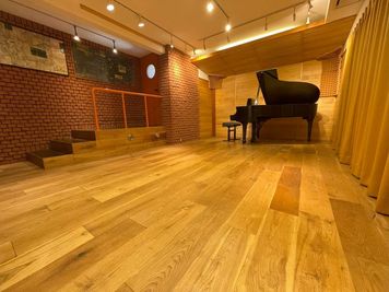 【１階】ミニコンサート、発表会、音楽練習、レッスン、収録などなど換気機能が整備された防音会場をご利用ください - 《Fali-Studio》調布三鷹吉祥寺レンタルスペース  防音ホール1F＋多目的スペース2F✨ピアノ有【調布三鷹吉祥寺】の室内の写真