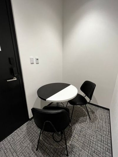chilink WORKSITE MINATOMIRAI 貸し会議室【Multi purpose room -2人部屋】の室内の写真