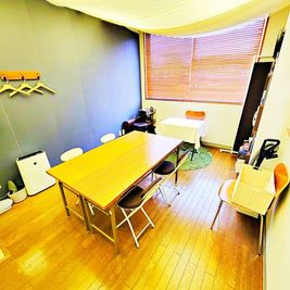 高崎のレンタルサロンcarima 高崎の会議室｜面接,対談,セミナー,カウンセリング,サロンなどにの室内の写真