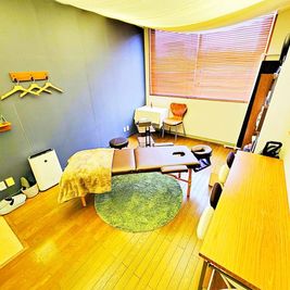高崎のレンタルサロンcarima 高崎の会議室｜面接,対談,セミナー,カウンセリング,サロンなどにの室内の写真