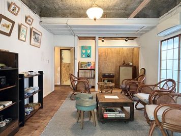 昭和レトロな家具で統一された室内 - Art of Life 山の音 一棟貸★167坪の庭とレトロな家屋の室内の写真