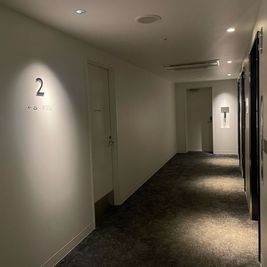 エレベーター前が会議室になります。 - レフ大宮byベッセルホテルズ 【レフ大宮byベッセルホテルズ】レンタルスペースの入口の写真