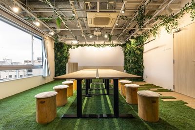 森の会議室　森の中をイメージしたマイナスイオンが溢れる空間♪ 森の会議室（セミナー、女子会、オンラインゲーム、動画撮影、面接）の室内の写真