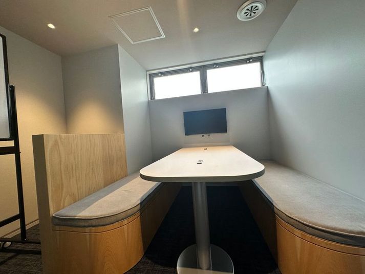 6名会議室A - センター南 by Farrow Group