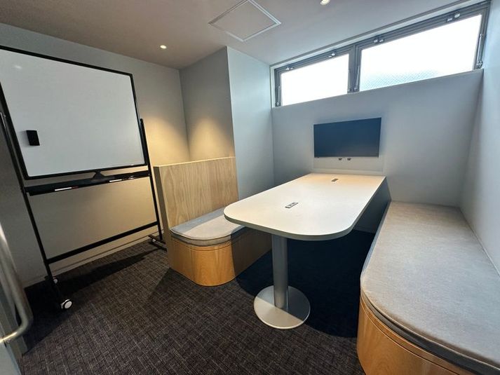 6名会議室A - センター南 by Farrow Group