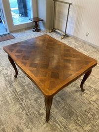 アンティークテーブルは伸長します(最大220×100cm)。備品もすべて料金に含まれます - サロンドフクハラ サロンドフクハラ　北堀江の設備の写真