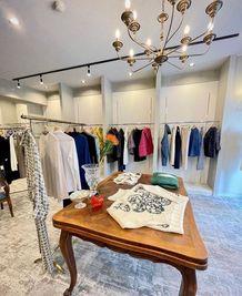 お洋服もたくさん展示可能。ポップアップショップや展示会に - サロンドフクハラ サロンドフクハラ　北堀江の室内の写真