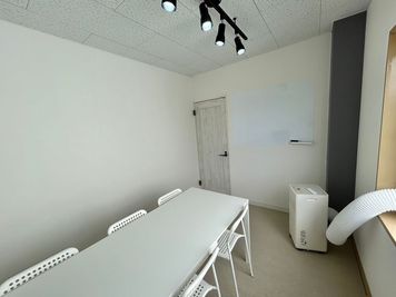 【甲斐竜王 by シェアオフィスBee】 【完全個室！会議室②】6名会議室②の室内の写真
