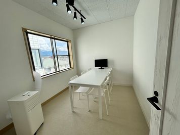 【甲斐竜王 by シェアオフィスBee】会議室② 完全個室の6名会議室！！ - 【甲斐竜王 by シェアオフィスBee】
