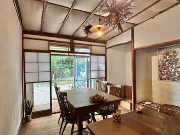 逗子駅から徒歩9分／築67年のレトロな家屋／167坪の庭をながめる静かな個室 - Art of Life 山の音