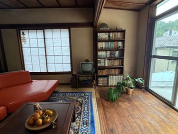 ブラウン管テレビ、古書が並ぶ本棚 - Art of Life 山の音 2階和室貸切（～6名様利用）の室内の写真