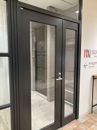 こちらの扉よりご入室下さい。 - コワーキングスペース　SUGUNI 1名専用個室（個室No.02）の入口の写真