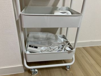 ワゴン下段のヒートマットはご自由にお使いください。
※使用後は必ず汚れがないか確認し、元にお戻しください - レンタルサロン　pdtit bonheur レンタルサロンの設備の写真