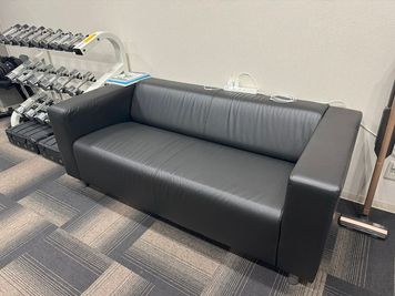 ソファー - TakeFit大阪南森町の設備の写真