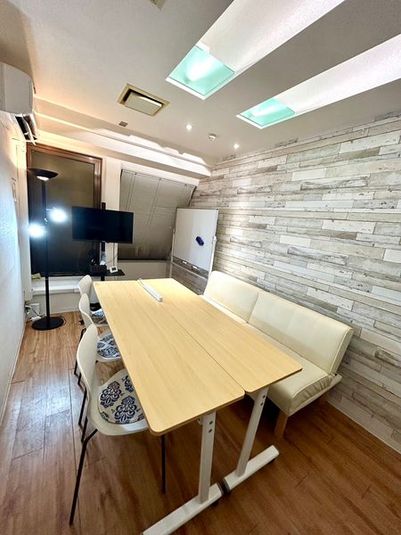 靴を履いたまま利用いただきます。適正６名・最大８名まで利用可能。 - 高田馬場さいてん　会議室 ⭐️会議室さいてん高田馬場⭐️の室内の写真