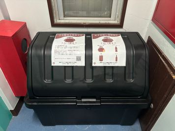 ゴミは全てこちらに入れてください。
燃やすごみ・ペットボトル・ガラス・缶にて分別をお願いいたします。
※ゴミ処理オプションを購入した方のみ廃棄可能です - GOZAR西新宿 GOZAR西新宿｜13〜25名様　丸ノ内線西新宿駅徒歩2分の設備の写真