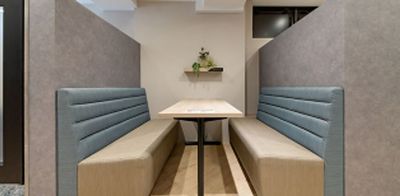 1~4名様まで利用可能のソファ席 - relark大宮 半個室オープンスペース（9:00~23:00）の室内の写真
