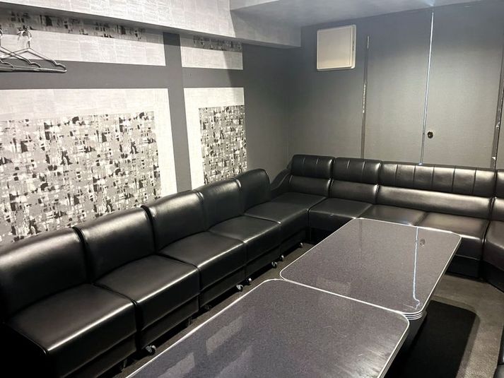 《2～4名用》会議・打ち合わせ用ルーム【サイズS】 - カラオケＣＬＵＢ ＤＡＭ三宮北野坂店