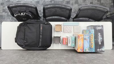 大好評！各卓に1台ボードゲームや荷物が置ける荷物台付き♪ - ボドシェア新宿店 ボードゲーム・カードゲーム遊ぶなら🌟大好評シェアスペース✌🏻の設備の写真