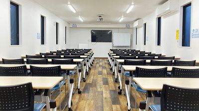 スクール形式専用会議室です。 - 高崎白銀ビル貸し会議室 別館 Room2【3名掛け最大60席】の室内の写真