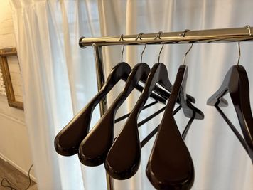こちらのハンガーはご自由にお使いください - more新宿2号店 	撮影スタジオの室内の写真