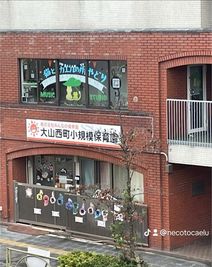 外の螺旋階段から２階へ上がってください - 音楽スタジオ「猫とカエルの雨やどり」 グランドピアノ常設の防音スタジオの外観の写真