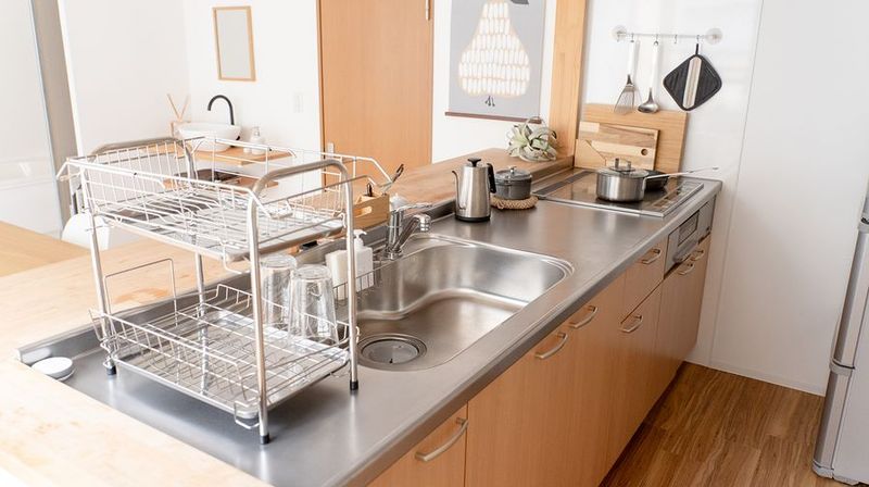 自然光が差し込むキッチン・お風呂が設けられた空間【スタジオE】 - studio ideal