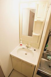 【Jeunesse新大久保 - ジュネス新大久保】 広々使える🤸‍♂️｜床に座れる👶｜✨大人数最大30名[56]の設備の写真