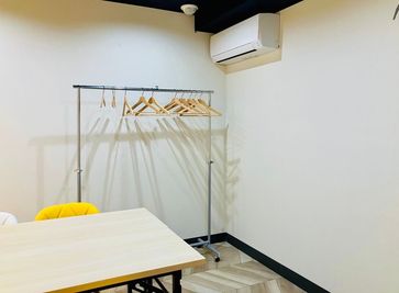 ハンガーラックあり、エアコン完備 - セルフカフェ天満店 天神橋筋商店街6人個室/WiFi電源完備/ゲーム会議/飲食持込可の室内の写真