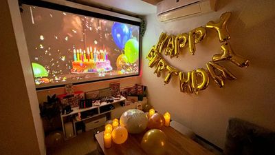 誕生日会も🎂
大画面スクリーンで盛り上がり💛 - グッドワン【おうちスペース】京都市役所駅前店 グッドワン京都満喫ルーム　未成年🆗防犯カメラ🈚️出入り🆓の室内の写真