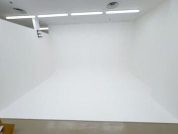 スタジオベース　せんびるスタジオ せんびる8号館地下1階B127号室：白ホリゾントスタジオの室内の写真