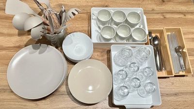 6名分のお皿・コップ・マグカップ・箸・フォーク・ナイフ・スプーンを備えています。 - グッドワン【おうちスペース】京都市役所駅前店 グッドワン京都満喫ルーム　未成年🆗防犯カメラ🈚️出入り🆓の室内の写真