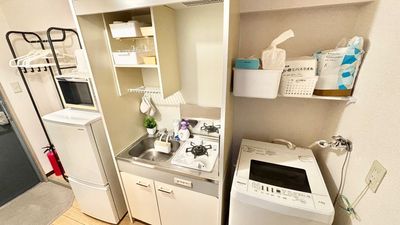 キッチンにカトラリーや調理器を置いています。 - グッドワン【おうちスペース】京都市役所駅前店 グッドワン京都満喫ルーム　未成年🆗防犯カメラ🈚️出入り🆓の室内の写真