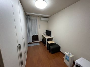 シンプルな作業部屋です。 - 鵠沼海岸「フリースペース」 ワークスペースの室内の写真