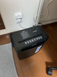シュレッダーで気密性の高い情報や個人情報なども処分できます。 - 鵠沼海岸「フリースペース」 ワークスペースの設備の写真