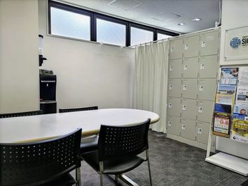 メインの2階更衣スペース。カーテン奥が更衣スペース・手前机がヘアメイク・フリーWi-Fi・全身鏡・ハンガーフック - 【大阪･梅田】天しもビル屋上レンタル撮影スタジオ 屋上レンタルスペース【一般利用プラン】の設備の写真