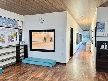 スタジオの外から見学もできます - ダンススタジオ　ファンデーション茂原 デカスタの室内の写真