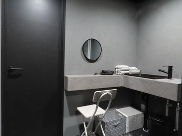 PMG-GYM 器具・グッズ豊富！キッズスペース・シャワー・トイレ完備の室内の写真