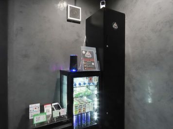 PMG-GYM 器具・グッズ豊富！キッズスペース・シャワー・トイレ完備の室内の写真