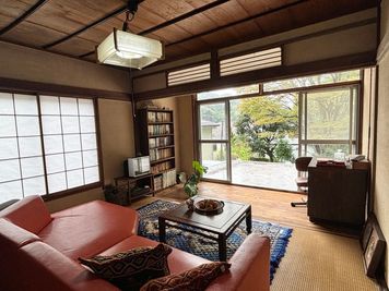 ルーフバルコニーへ続く、開放的な空間です。 - Art of Life 山の音 2階和室貸切 　商用撮影Planの室内の写真